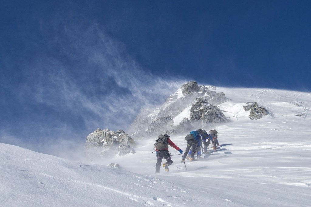 personnes faisant de l'alpinisme en haute montagne